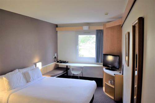 桑利宜必思索恩里酒店的酒店客房配有一张床、一张书桌和一台电视。