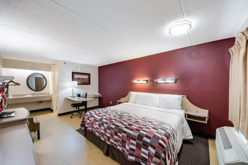 拉雷多红屋顶汽车旅馆客房内的一张或多张床位