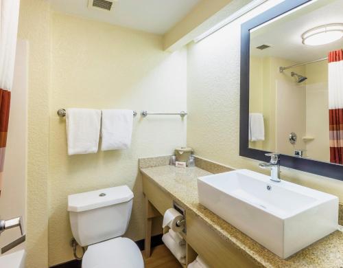 西棕榈滩西棕榈滩红屋顶普拉斯+酒店的一间带水槽、卫生间和镜子的浴室