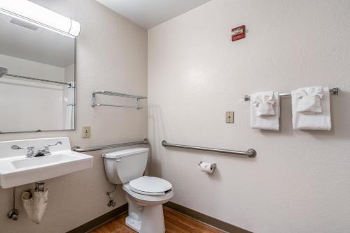 斯波坎谷HomeTowne Studios by Red Roof Spokane - Valley的一间带卫生间、水槽和镜子的浴室