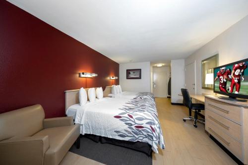 默特尔比奇公众市场红屋顶客栈酒店客房内的一张或多张床位