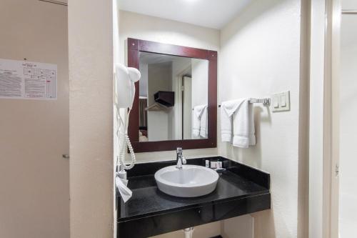 范霍恩Red Roof Inn Van Horn的一间带水槽和镜子的浴室