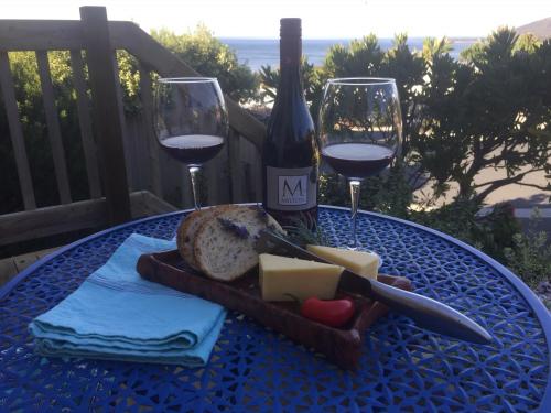 比舍诺Bicheno Bell的一张桌子,上面放着一瓶葡萄酒、奶酪和酒杯