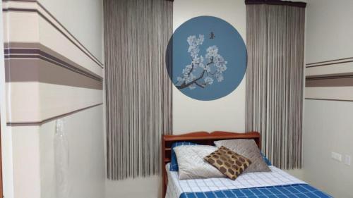 ZanderijRumanija's Airport Rooms的卧室配有一张床铺,墙上有蓝色圆圈
