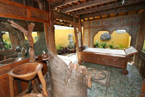 佩母德兰蓬杜萨里海滩及Spa度假酒店的浴室设有树 ⁇ 椅和水槽