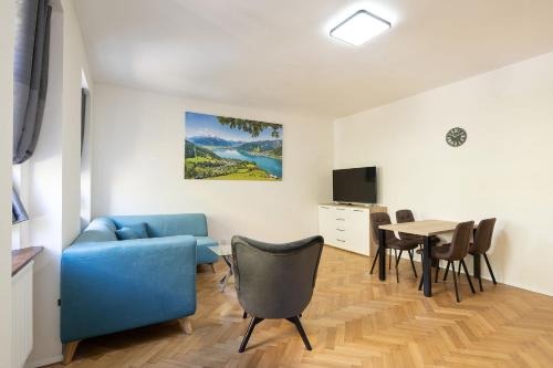 比尔森Apartsee Wellness Plzeň的客厅配有蓝色的沙发和桌子