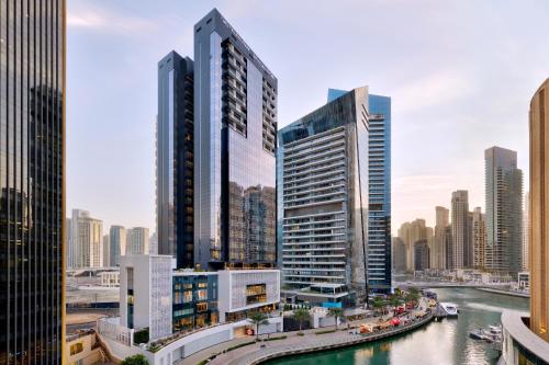 迪拜Crowne Plaza Dubai Marina, an IHG Hotel的城市天际线,高楼,河流