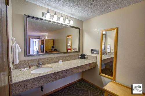 弗洛伦斯古城汽车旅馆的一间带水槽和大镜子的浴室