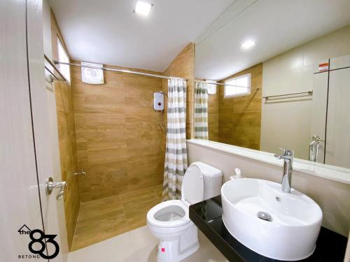 勿洞The 83 Betong GuestHouse的一间带水槽、卫生间和淋浴的浴室