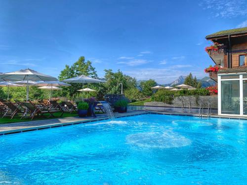 格施塔德艾米塔格健康Spa酒店的蓝色海水大型游泳池