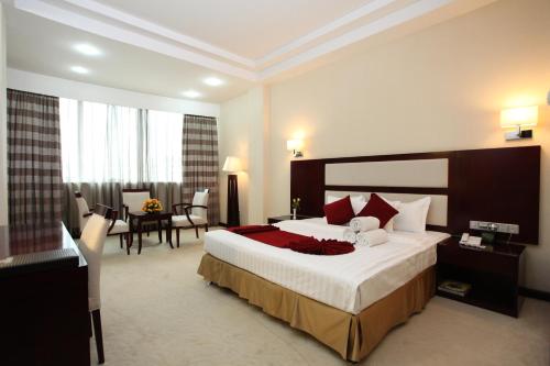 亚的斯亚贝巴和谐酒店的酒店客房 - 带一张床和用餐室