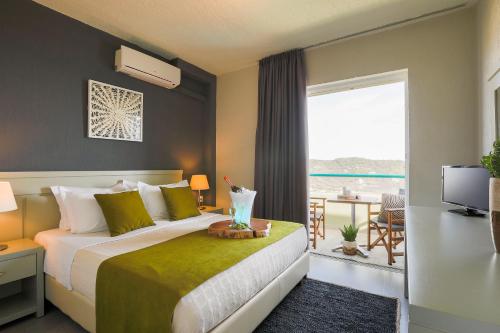 斯基亚索斯镇Vigles Sea View, Philian Hotels and Resorts的酒店客房设有一张床和一个阳台。