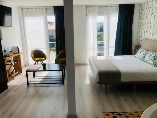 蒙帕亚Hotel Finca Alcamino的卧室配有一张床、一张书桌和窗户。