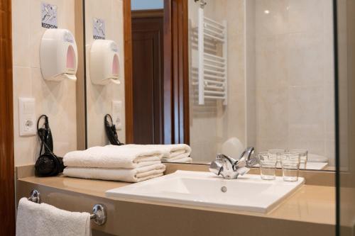 梅利德Hotel Carlos 96的一间带水槽和镜子的浴室