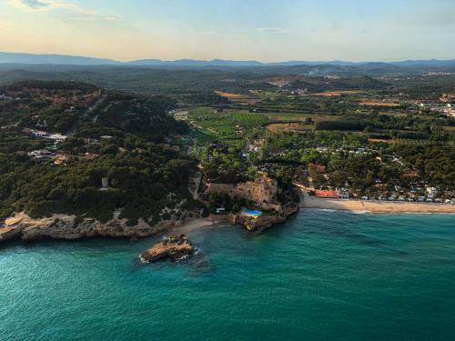 塔拉戈纳Mediterrani Natura Spa Resort的享有海滩和海洋的空中景致