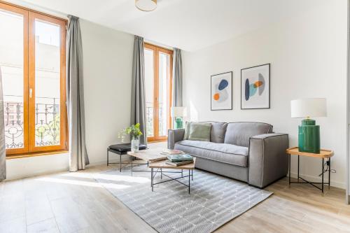 马德里Feelathome Goya Apartments的客厅配有沙发和桌子