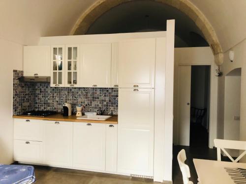 滨海波利尼亚诺Zì Marì - Via Sirene的厨房配有白色橱柜和水槽