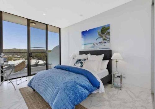 戈斯福德Stylish Penthouse with Views & Jacuzzi的一间卧室配有一张床,享有海景