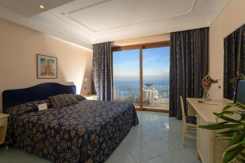 伊斯基亚Le Querce Resort Sea Thermae & Spa的一间卧室配有一张床,享有海景