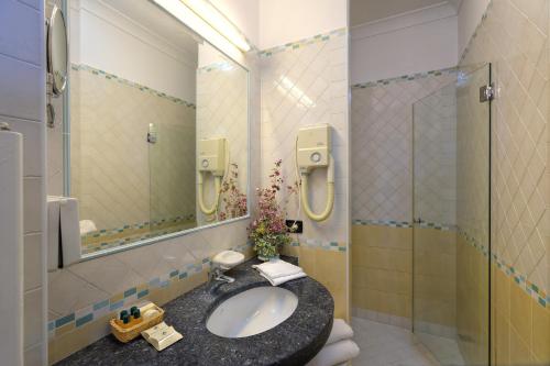 Le Querce Resort Sea Thermae & Spa的一间浴室