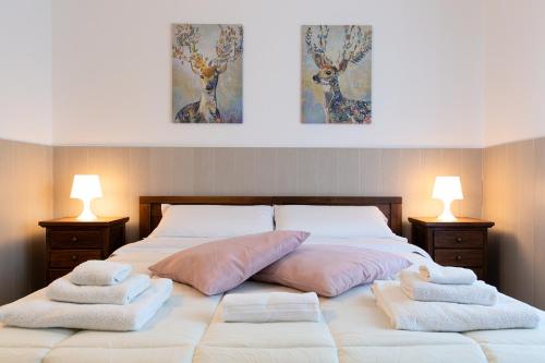 拉奎拉Fox House BnB的一间卧室配有一张带两个枕头的床