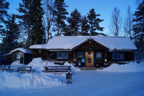 萨伦Husvagn i Hundfjället Sälen的小木屋前方有雪