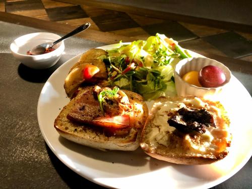 箱根RoheN Resort&Lounge HAKONE的一份带三明治和沙拉的食品