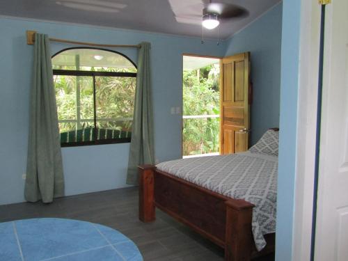 曼努埃尔安东尼奥Peace of Paradise的一间卧室设有一张床和一个窗口