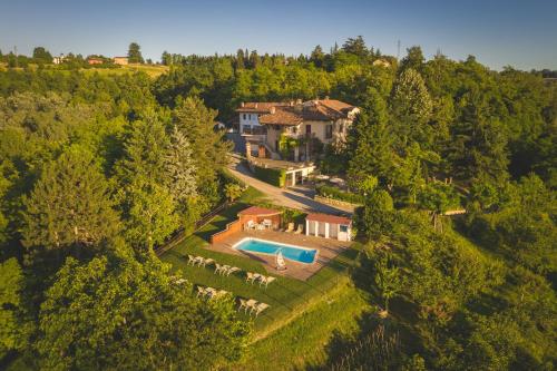 阿尔巴Villa La Meridiana的享有带游泳池的房屋的空中景致