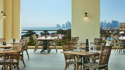 InterContinental Doha Beach & Spa, an IHG Hotel餐厅或其他用餐的地方