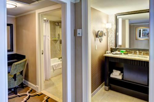 新奥尔良新奥尔良洲际酒店的带浴缸、水槽和镜子的浴室