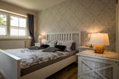 比斯平根Ferienwohnung Heide View的一间卧室设有一张大床和一个窗户。