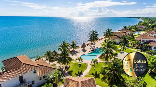 霍普金斯Hopkins Bay Belize a Muy'Ono Resort的蓬塔卡纳高级度假村享有海滩的空中景致