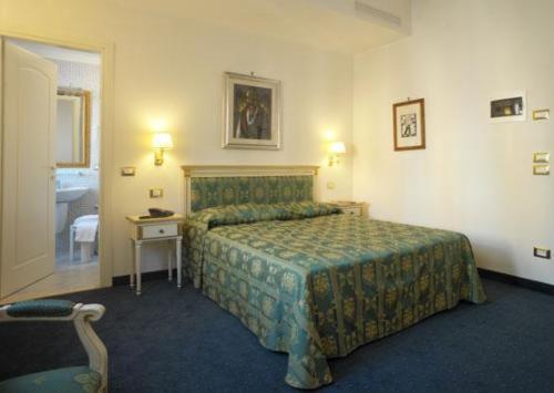 梅斯特克丽斯皮别墅酒店的酒店客房,配有一张带绿床罩的床