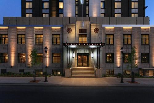 博兹曼Kimpton - Armory Hotel Bozeman, an IHG Hotel的前门在晚上亮起来的建筑