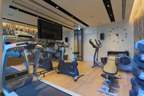 Hotel Indigo Larnaca, an IHG Hotel-ADULTS ONLY的健身中心和/或健身设施