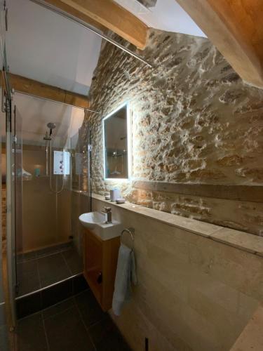 诺顿圣菲Ida’s Nook的一间带水槽和淋浴的浴室