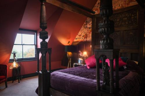 滨海索尔特本Brockley Hall Hotel的卧室配有带粉红色枕头的天蓬床