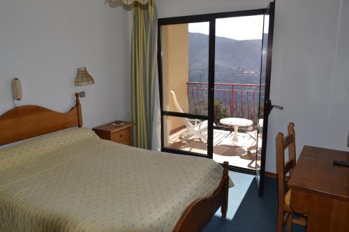 埃维萨埃特恩酒店的一间卧室设有一张床,享有阳台的景色