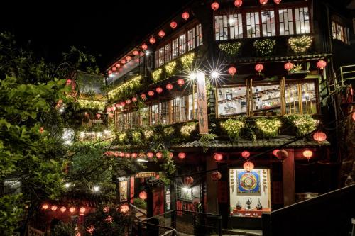 Ruifang106民宿的建筑的侧面有圣诞灯