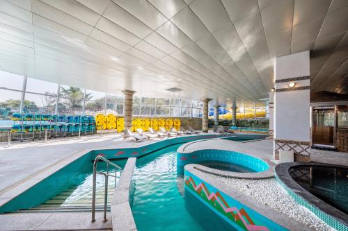 仁川市The Week & Resort的一个带水上公园的度假村的游泳池