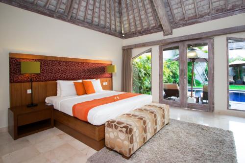 塞米亚克Serene Villas的一间卧室设有一张大床和一个大窗户