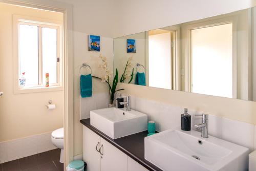 麦克拉伦谷McLaren Vale Studio Apartments的浴室设有2个水槽和镜子
