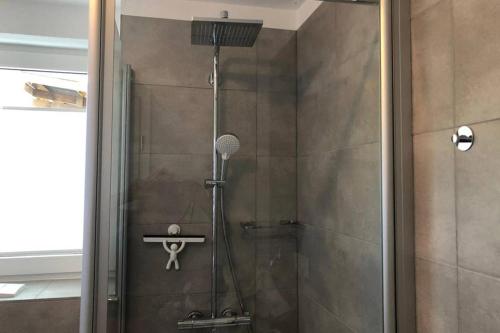 奥尔珀Schöne Wohnung im Landhausstil nahe Olpe Biggesee的浴室里设有玻璃门淋浴