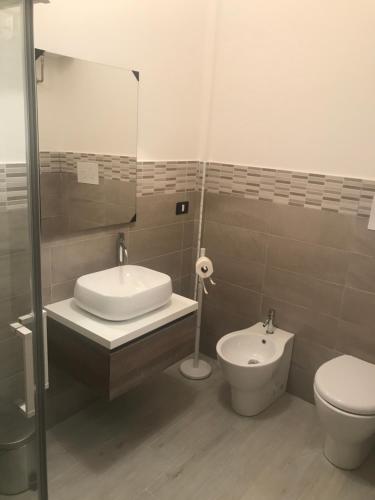 拉古萨Cartia 91的一间带水槽和卫生间的浴室