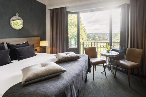 赫鲁斯贝克沃尔夫斯堡餐厅酒店的酒店客房设有一张床和一个大窗户