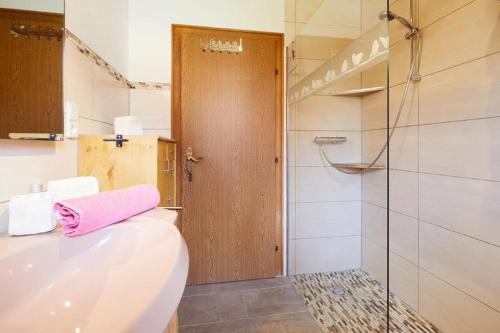 GrafenwegBettys Ferienwohnung的一间带卫生间和玻璃淋浴间的浴室