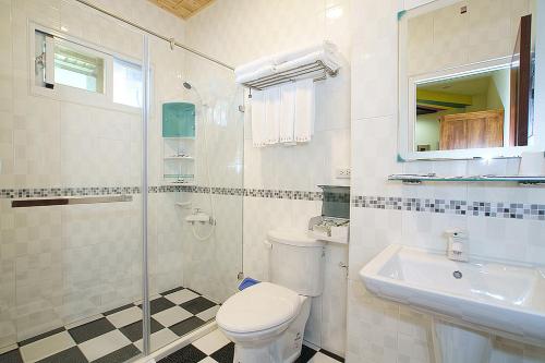 台东马卡巴嗨文创民宿的白色的浴室设有卫生间和水槽。