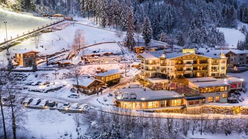 卡顿巴赫Alpin Family Resort Seetal的雪地中度假村的空中景观