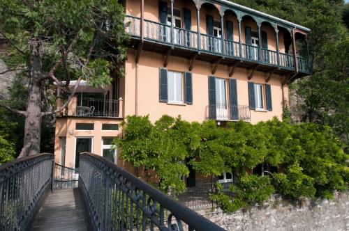 卡拉泰乌廖尼娜雷莱斯别墅精品住宿加早餐旅馆的 ⁇ 顶上带阳台的建筑